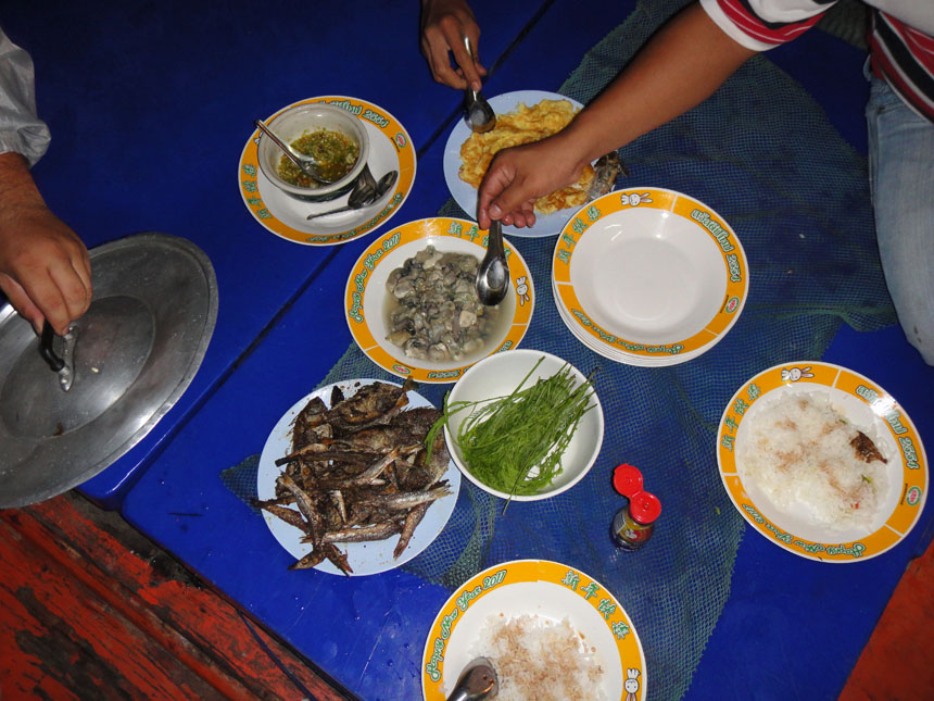พัก กิน ข้าว รอบ ดึก กัน ก่อน ลงทะเล กิน ไข่เจียว อร่อย ที่ สุด และ ไม่เข้าใจเหมือนกัน อิออิ
 :grin