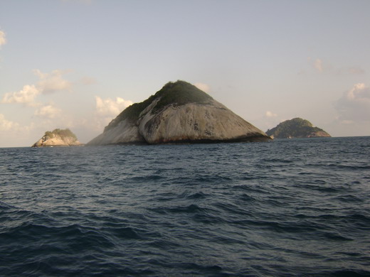 เกาะกระ ตั้งอยู่ที่ อำเภอปากพนัง จังหวัดนครศรีธรรมราช ห่างจากชายฝั่งของตัวอำเภอ 55 -60 กิโลเมตร ประก