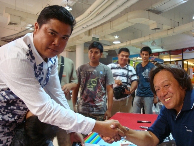 
เสร็จผมดิ.....รับโปรสเตอร์พร้อมลายเซ