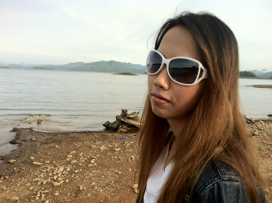 ใส่แว่นกันแดดพร้อม  สวยแระลงเรือได