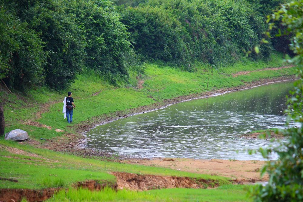 ผมยังไม่ทันได้ลงเหยื่อเลย...ฝนก็ทำท่าลงเม็ดแล้ว... :angry: :angry: