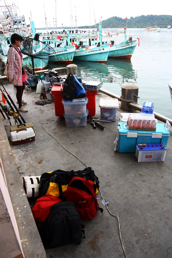 เรามาถึงท่าเรือทับมุสายกันพอสมควร หลังจากที่ทยอยขนอุปกรณ์และสมบัติบ้าทั้งหลายแหล่มากองรวมๆกันเอาไว้.