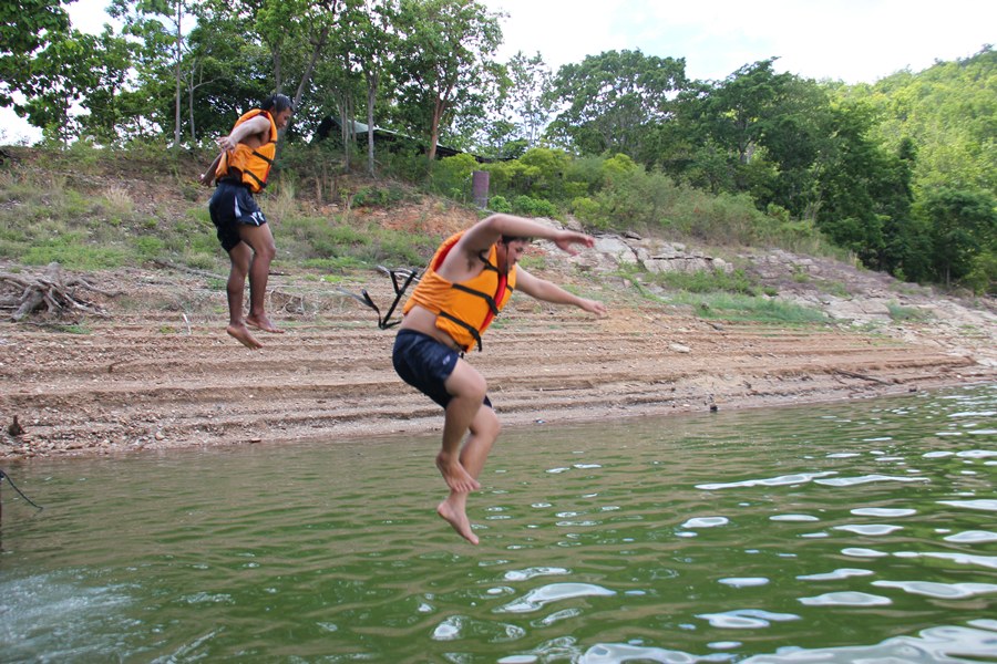 โดดน้ำล้างซวย....ตัวอ้วนๆนั่นนะแห้วครับ :laughing: :laughing: :laughing: