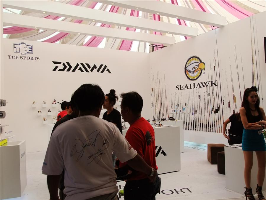 [b]เดินไปที่ร้าน daiwa บ้างครับ (ส่อง) อิอ