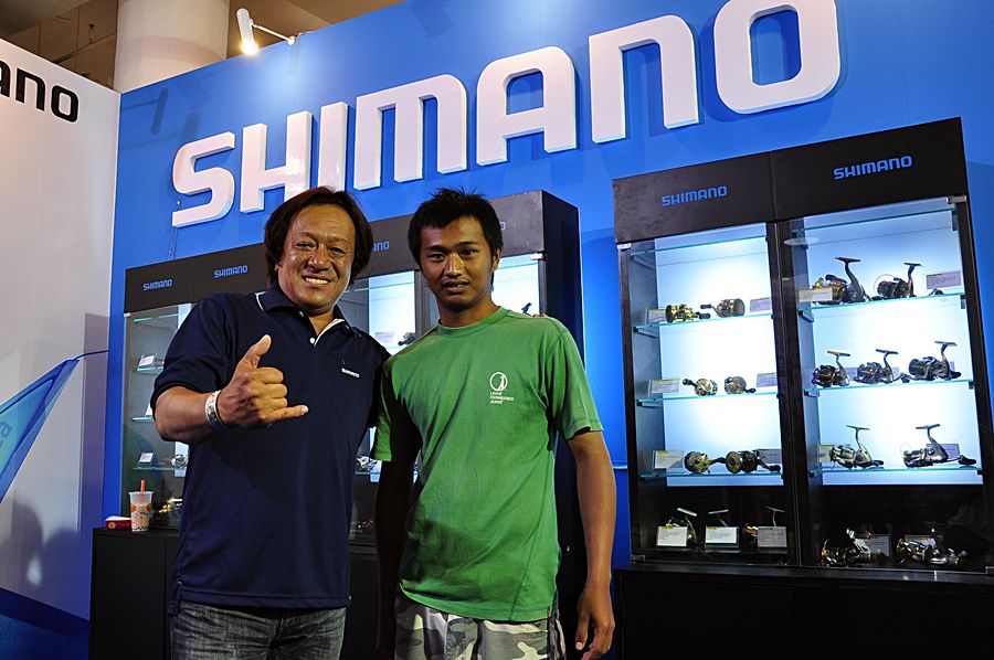 พอโชว์เสร็จ  ก็ขอถ่ายรูปไว้เป็นที่ระลึก 


นักกีฬา Mokoley กับ โปร Shimano  ใครเท่ห์กว่ากัน  :lau