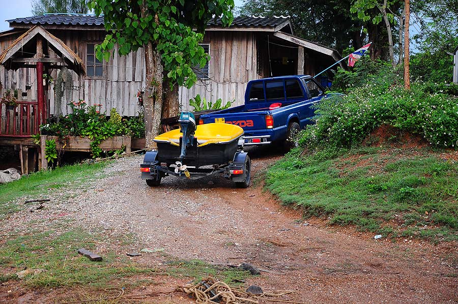 เอ๊ะ....นั่นเรือพี่ตู่เมืองรถม้านี่หว่า... :ohh: :grin: :grin: :grin: