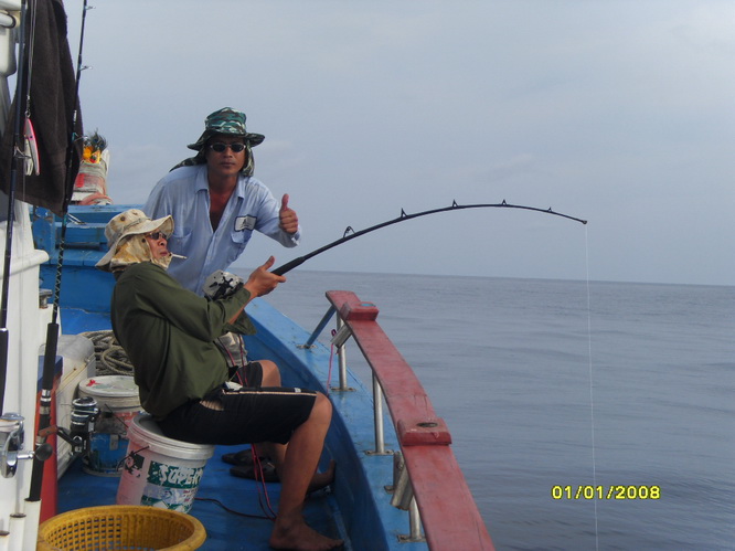 หัวเรือ  ขอแจมด้วย............เอ๊ะ  หน้าคุ้น