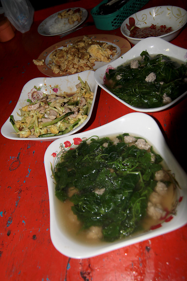 
 [b]  พักกินข้าวมื้อแรกกันก่อน

 มื้อนี้  เอาใจฝาหรั่ง   มีแต่ของจืดๆ[/b]


 :grin: