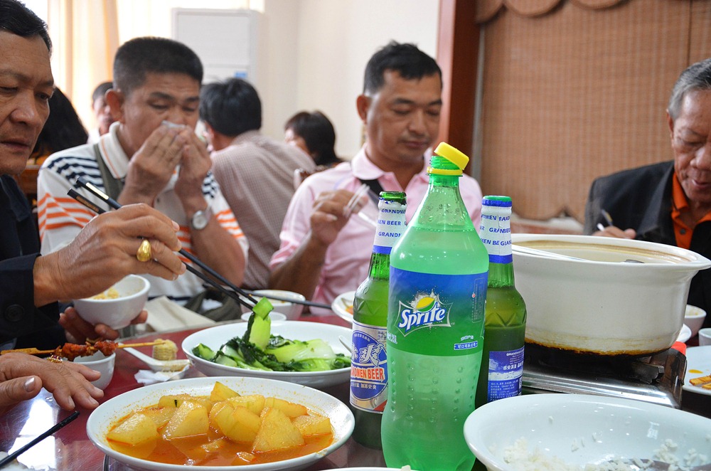 ตะเกียบยาวมากแทบทุกร้านเวลาคีบอาหารเข้าปากต้องระวังตะเกียบทิ่มตาคนข้างๆ 
และอาหารทุกมื้อผมไม่เห็นช้