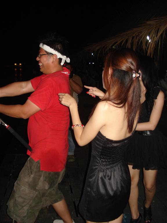 เอ้าสาว..สาว...จะทำอะไรกับน้าปิงปอง................. :grin: :grin: :grin: