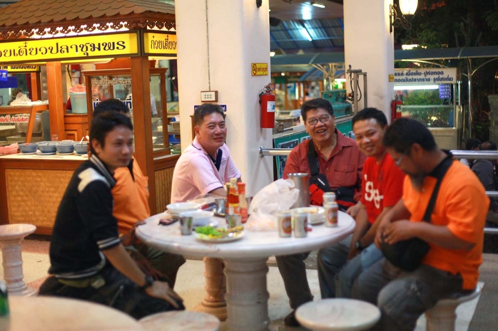พอดีหลงวันครับ   ตกรถ  เลยฉายเดี่ยวซะ.....ตามมาเจอกันที่ร้านคุณสาหร่ายครับ.....จัดไปสองสามรูป :cheer
