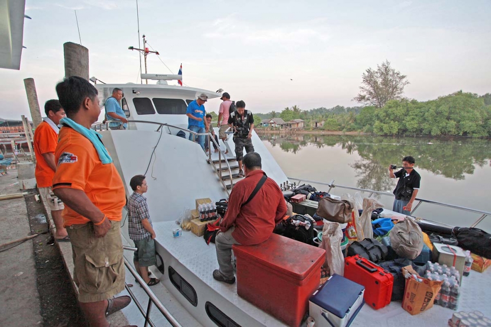 ขนของลงเรือครับ  ไม่ไหว post เมื่อคืนไ