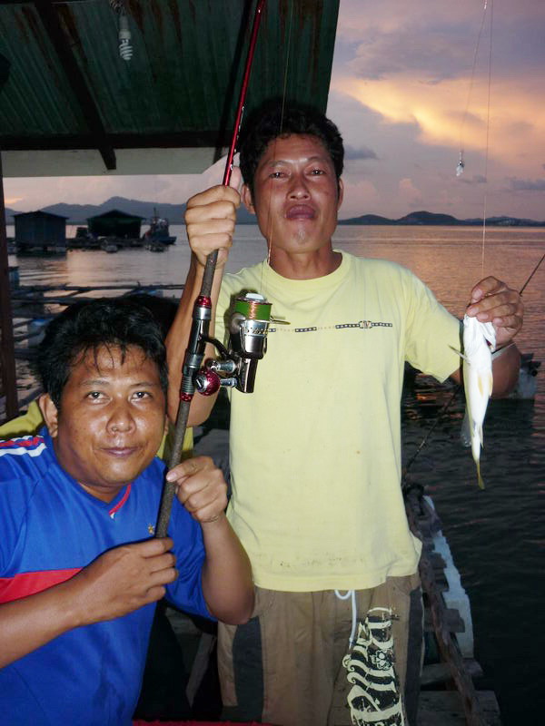 


ดู๊ ดู..........สีหน้าของความสะใจของพี่เค้า...........(วันนี้ผมมาตกปลาครับพี่)....... :laughin