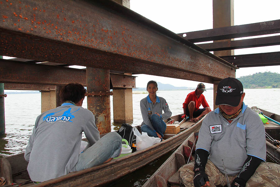 [b]ต่างก็เข้ามาหลบแดด ที่แผดเผา พวกเรา เพื่อรอเรือของน้าบิ๊ก กับ น้าโข่งครับ [/b] 
:cheer: :cheer: 