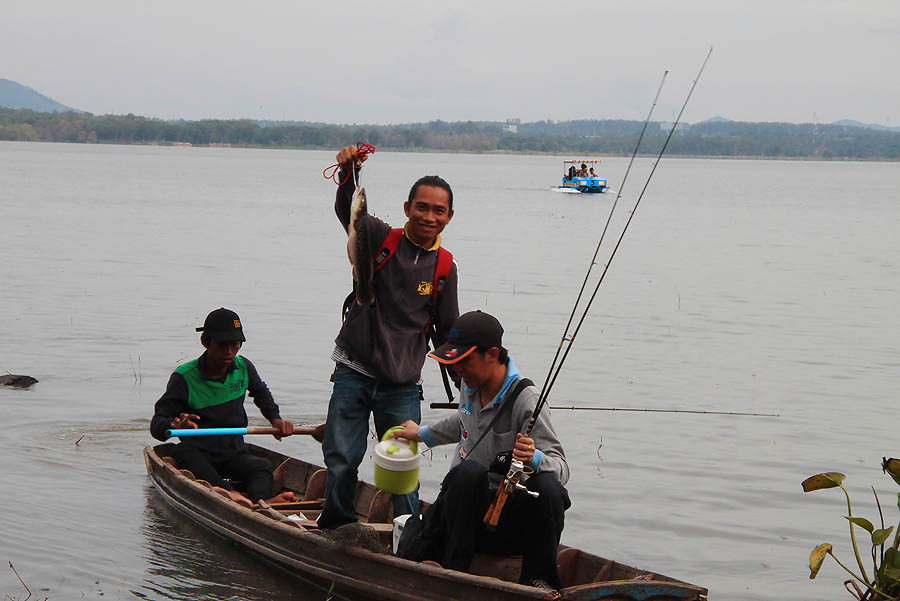 [b]อ้าว นั่นแน เรือลำที่ น้าบิ๊ก กับ น้าโข่ง นั่ง กลับมาแล้วจ้า อิอิ[/b]
:cool: :cool: :cool: :cool