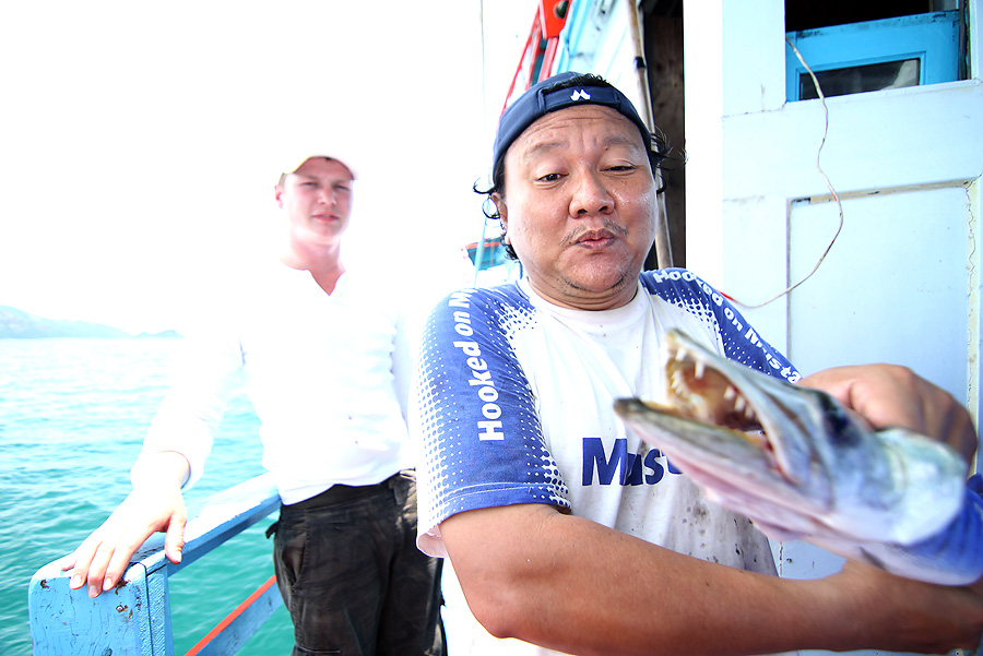 
 [b]   ให้เด็กเรือ  เอาไปเก็บก่อน

เดี๋