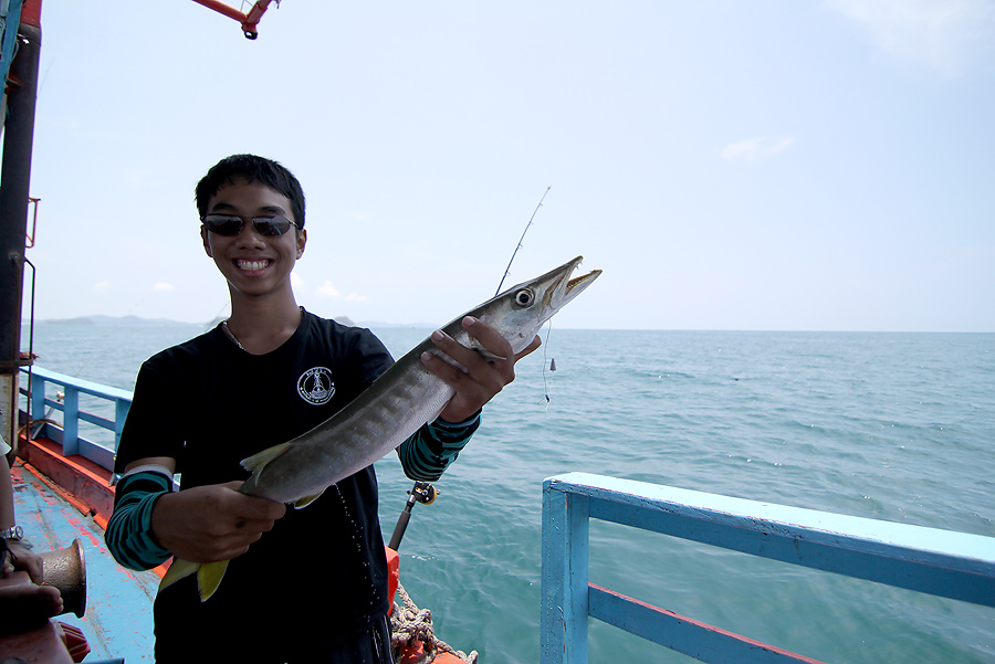 
 [b]  ที่ท้ายเรือ  น้องแค้มป์  โชว์ผลงานอีกแล้ว[/b]


 :grin: