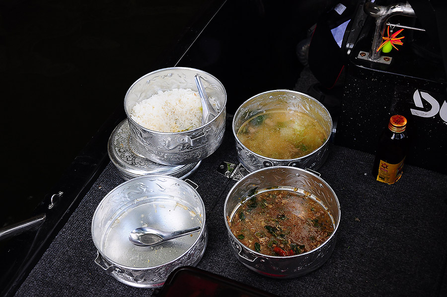 ภายในชั่วพริบตา นี่ขนาดไม่ค่อยหิวน่ะเนี่ย ก็มันอร่อยอ่ะคร๊าบบบบบบบแถมกินคล่องคอดีซะด้วย คนได้ปลาแล้ว