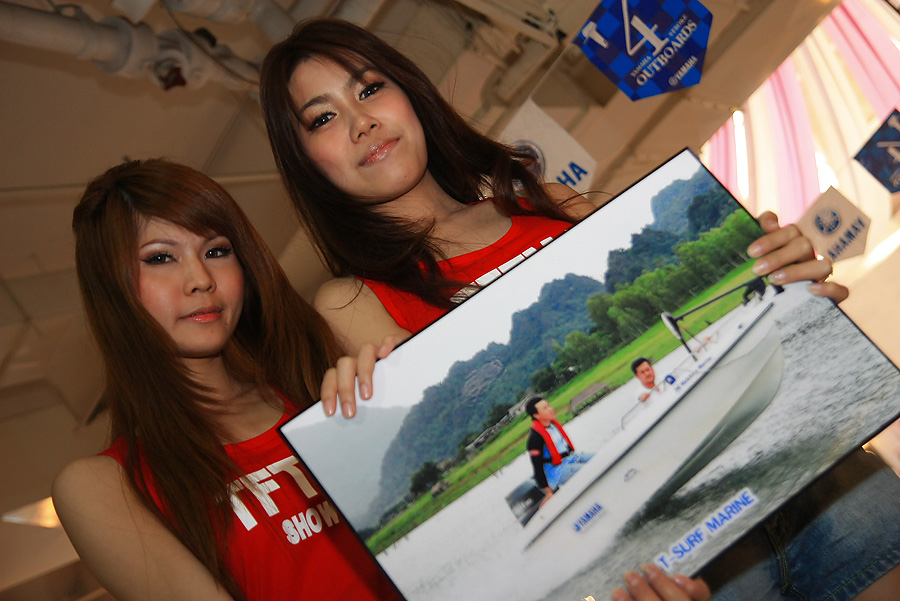 สาวพริตตี้กับรูปภาพคนหน้าตาดี ช่าง