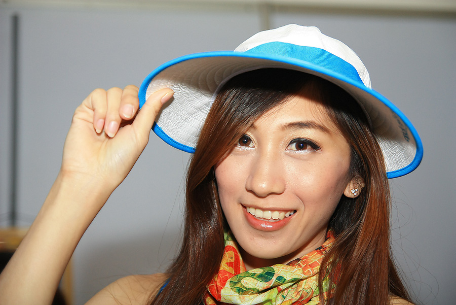 หมวกกันแดดสีสวยกับสาวพริตตี้สดใส  :g
