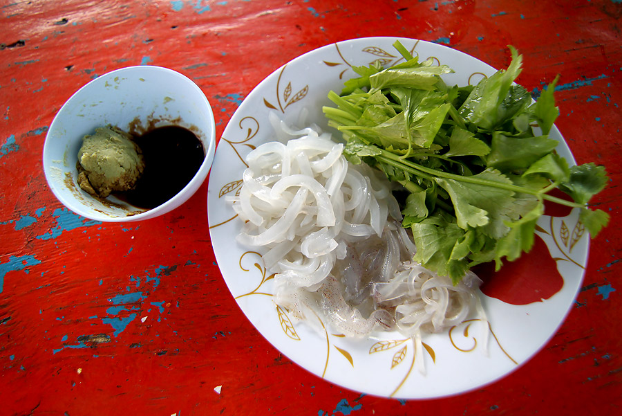 
 [b] ซาชิมิ   เสริฟ

ตะเกียบ  พร้อม  [/b]


 :grin: