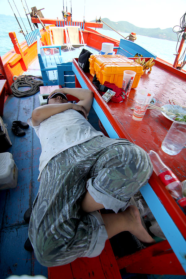 
 [b]  เด็กเรือคนนี้  ขี้เกียจ  จริงๆ[/b]


 :grin: