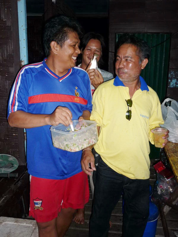 

ขุนแผนขอปรุงรสเอง.........(ต้องยกให้ผู้ช่วยกุ๊กละครับ)..........