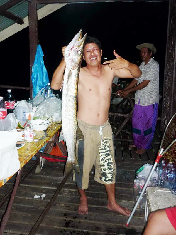 


อีกซักที........เข้าตำรา...... [b]เทพปลายืม[/b]......ตัวจริงเสียงจริงต้องถอดรองเท้า...........