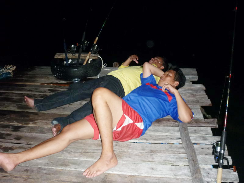 


หลังจากเวียนเทียนปลาแล้วปลาก็ไม่กินเยื่อเลย.......โกแดงกับขุนแผนก็นอนนับดาวกัน.......... :laug