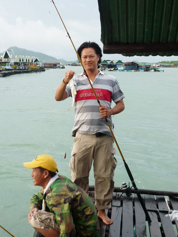 


พี่พลตื่นมาก็ช่วยอัดปลาด้วย..........