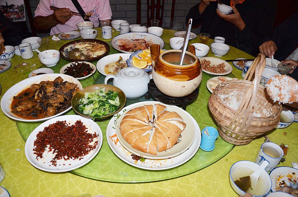 จานที่เห็นเม็ดแดงๆคล้ายพริกนั่นแห
