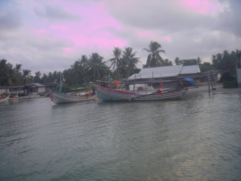 เรือประมงชาวบ้าน   เห็นแล้ว สวยงามมาก เลยเก็บภาพมาฝาก    กอแระ ท้ายตัด

หวัดดีคับน้า    wavesamui 