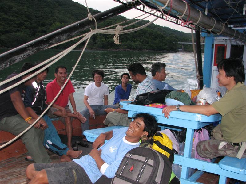 เรือเริ่มออกจากท่า ทุกคนก็มานั่งรว