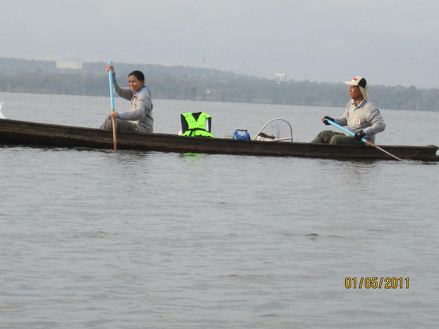 พายเรือน้อยรอยวน...ในสายชลไม่มีปลา เอ้ย......หวัดดีครับน้านะ...ตกลงไปตกปลาหรือไปสวีทกันจร้าเนี่ย อิจ