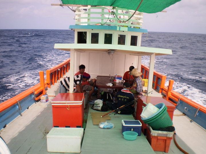 เรือกว้างใหญ่ดีครับ ขนาดของเรือ กว้าง5เมตร ยาว21เมตร (ตกปลา10คนสบายๆเลยครับ)