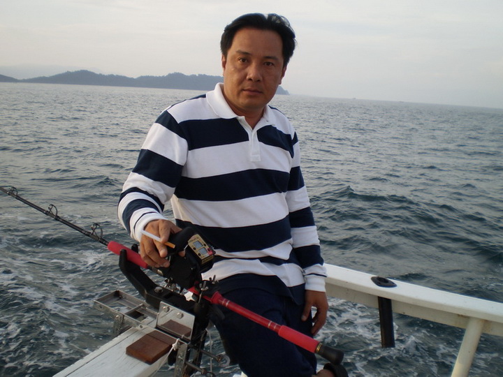 คนต่อไปผมเองครับ  หลงครับ  ไม่มีงานทำที่แน่นนอน  รับจ้างทั้วไป  หนักเอาเบาสู้  ที่อยู่ไม่เป็นหลักแหล