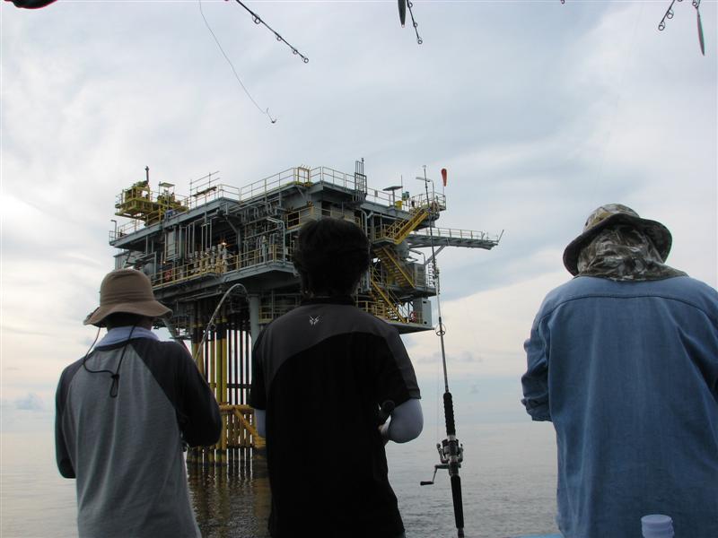ที่ท้ายเรือยังสนุกกับการตกหูช้าง.... :smile: :smile: :smile: :smile: :smile: