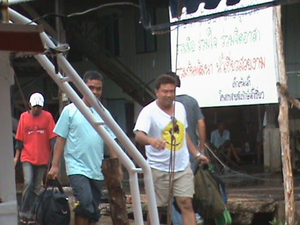 เริ่มทยอยมาลงเรือกันแล้วครับ