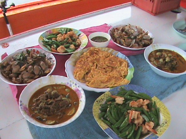 อาหารมื้อแรกมาแล้วครับ
