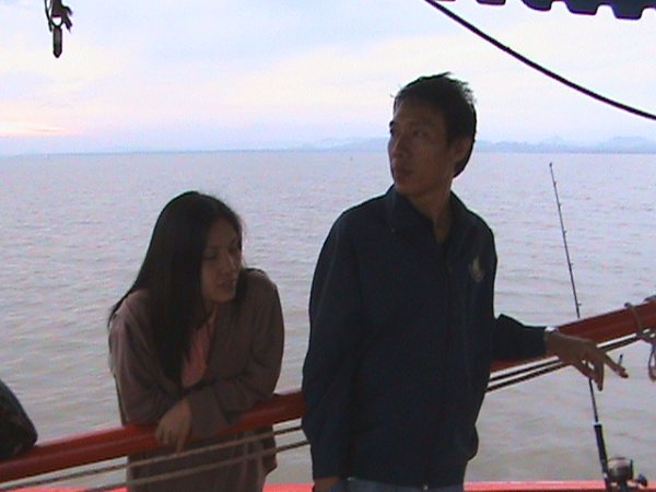 ที่บ้านไม่สวีท  มาสวีทกันบนเรือครับคู่นี้ :blush: