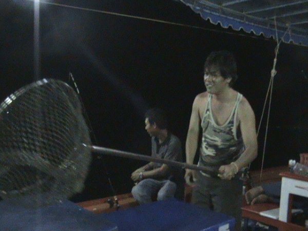 พี่น้อยตกหมึกไม่กิน  ถือสวิงมาช้อนกันเลยทีเดียว
