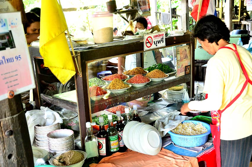 ร้านผัดไทนี้ใช้เตาถ่านแทนเตาแก๊ส