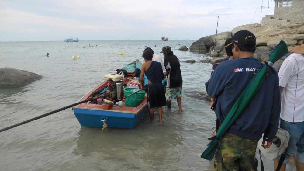 ต้องนั่งเรือเล็กลำนี้ไปขึ้นเรือใหญ่ครับ