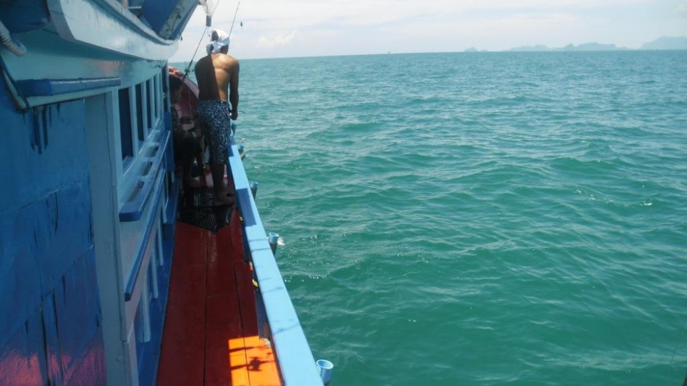 ส่วนทางด้านหัวเรือกัปตันยอดก็กำลังสาละวนอยู่กับการสอนแท็คติกการโลกปลาเล็กให้กับน้าเป้เซียนปลาเล็ก :c