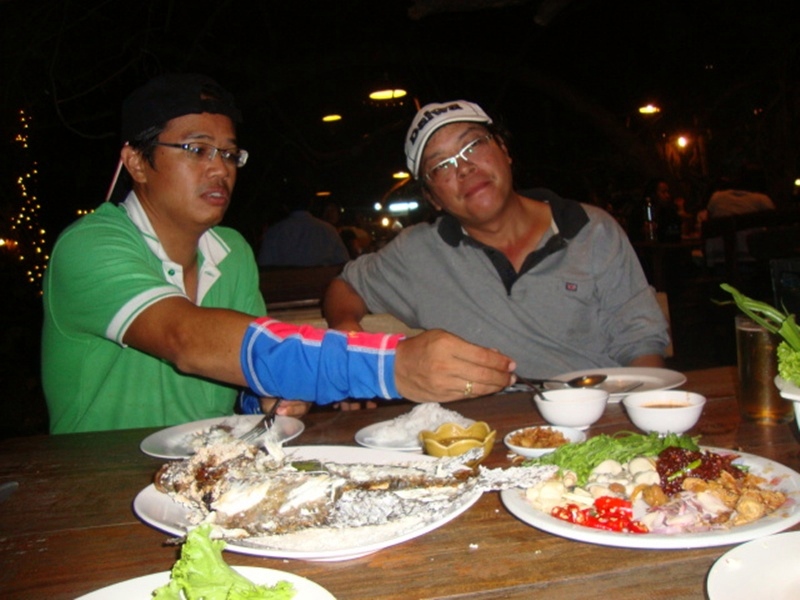 [center][b]เหน็ดเหนื่อยจากการแก้ผ้า 

เย้ย!! ตกปลามาทั้งวันแล้ว

ขอมานั่งทานอร่อยๆ ให้หายเหนื่อย