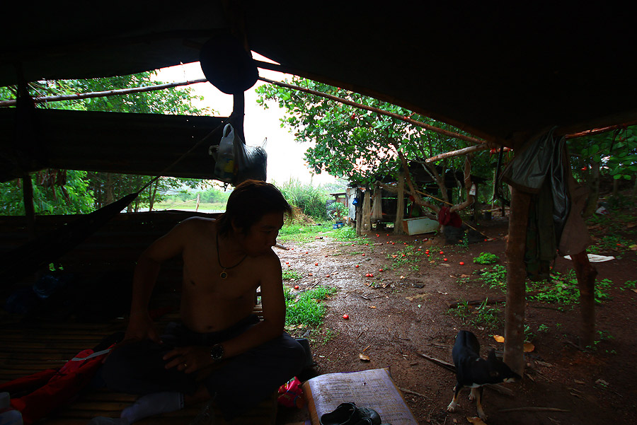 ฝนตกพอดีโชคดี.......ที่มีที่หลบฝน........... :gr