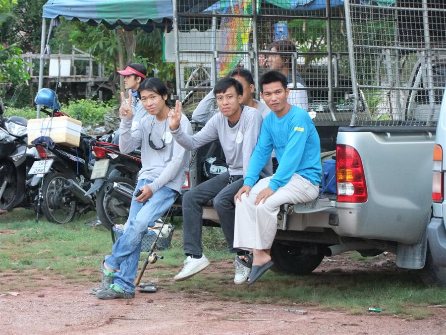 [b]ใครกันมั่งเนี่ย มากันตรึมเลย จำใครไม่ค่อยได้เลย อิอิ[/b]
:cool: :cool: :cool: :cool: :cool: :coo
