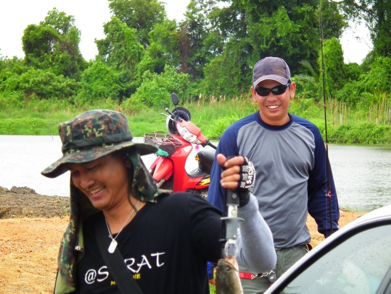 เดินยิ้มหน้าบานมาเลยครับ  จะเห็นน้