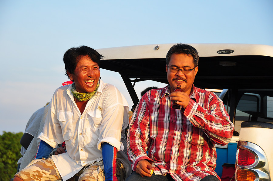 
ไม่รู้คุยอะไรกันนะ .... แต่ดูท่าทางมีความสุข กันเหลือเกิ๊น  :grin: :grin: :laughing: :laughing:

