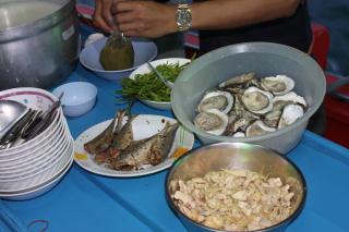 ใครใคร่กินปลากิน ...ใครใคร่กินหอย(ใหญ่)กิน แต่อย่าลืมช่วยกันกินชาเขียวนะ...วันนี้บรรทุกมาเต็มลำเรือเ